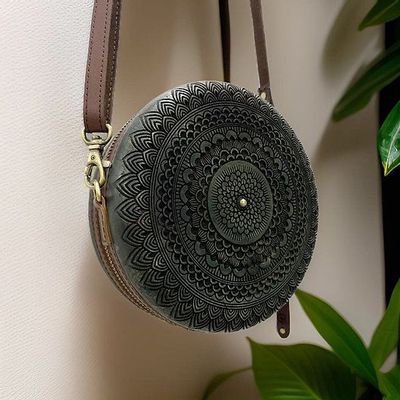 Sacs et cabas - Artful carved wood round bag. - THECRAFTROOT