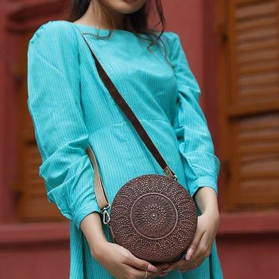 Sacs et cabas - CARVED WOOD AND LEATHER ROUND SLING BAG. - THECRAFTROOT