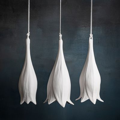 Vases - LONGIFLORUM, vase, céramique, 3 lilies, à suspendre,  fait main. - KLATT OBJECTS