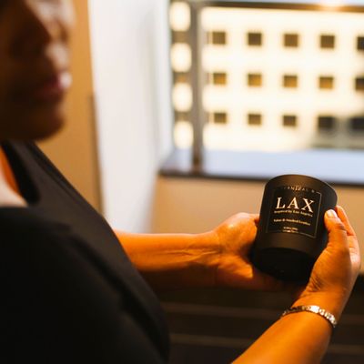 Gifts - LAX - LOS ANGELES - SMOKED LEATHER AND TOBACCO CANDLE. - TERMINAL B