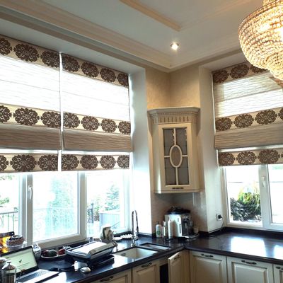 Curtains and window coverings - Roman blinds in  a kitchen - VLADA DIZIK KOSHKIN DOM