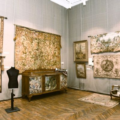 Wardrobe - Commode ancienne avec tapisserie vintage brodée à la main - VLADA DIZIK KOSHKIN DOM