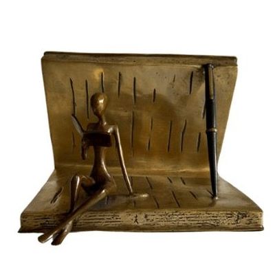 Pièces uniques - Lectrice assise dans livre. - CARL JAUNAY RÉANIMATEUR DOBJET