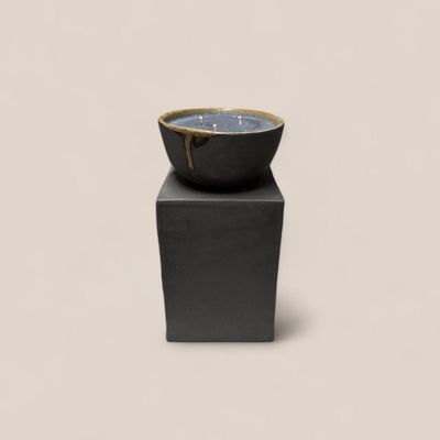 Decorative objects - NATURAL SCENTED CANDLE IN A BLACK STONEWARE PIEDESTAL - OUD WOOD - CLAIRE POUJOULA