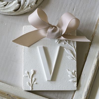 Senteurs - Décor parfumé lettre V - Voile de Lin - MATHILDE M.