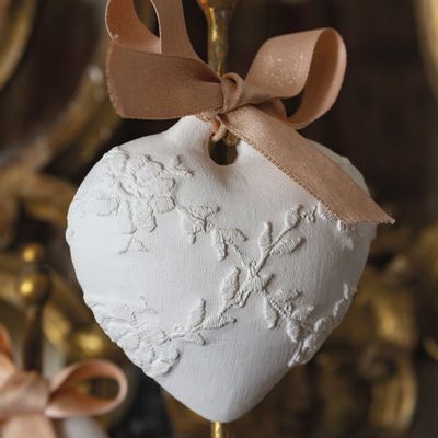 Senteurs - Décor parfumé Coeur  brodé - Grand modèle - Rose Élixir - MATHILDE M.