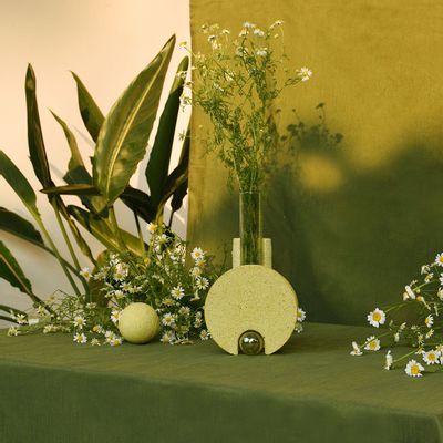 Vases - Cochlea della Metamorfosi n°2, vase jaune en verre et pierre pour fleu - COKI