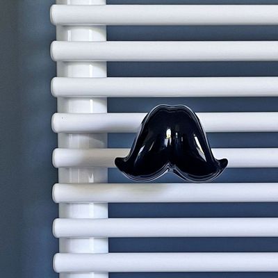 Cadeaux - Patère en céramique Moustache pour radiateurs sèche-serviettes - LETSHELTER SRL