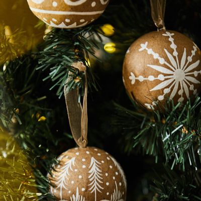 Guirlandes et boules de Noël - DÉCORATION DE NOËL - CALMA HOUSE