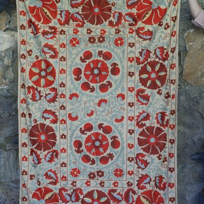 Design textile et surface - Suzani - NOMAD HOME - LA MAISON DU TAPIS