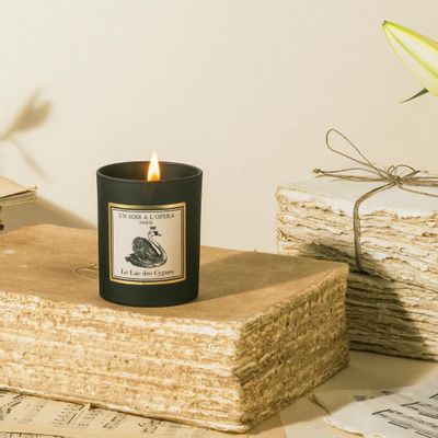 Decorative objects - SWAN LAKE - 100% VEGETABLE WAX SCENTED CANDLE - 180GR - UN SOIR A L'OPERA