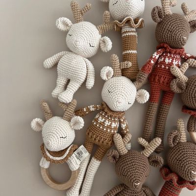 Soft toy - Robin the Reindeer Rattle I caramel - PATTI OSLO