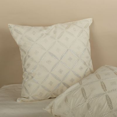 Coussins - Housse de coussin en coton brodée « Ivory Whisper » - NINÉH