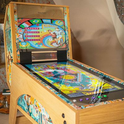 Tables de jeux - JIRAIYA : flipper de luxe, plus de 80 jeux classiques, chêne et tissu - MAISON ROSHI - LUXURY ENTERTAINMENT CABINETS