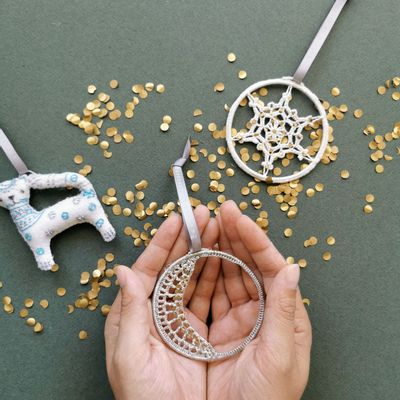 Guirlandes et boules de Noël - Décoration en forme de lune argentée - UNHCR/MADE51