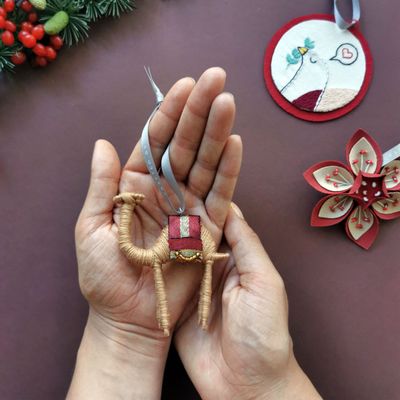 Guirlandes et boules de Noël - Ornement - Proud Camel - UNHCR/MADE51