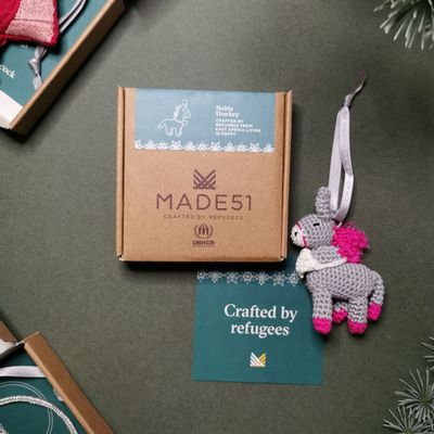 Guirlandes et boules de Noël - Noble Donkey - Ornement - UNHCR/MADE51