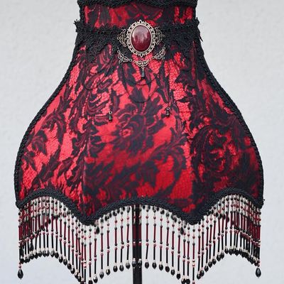 Objets de décoration - Abat-jour Corset LILITH rouge et noir en dentelle et frange perlée - BELLE EPOQUE