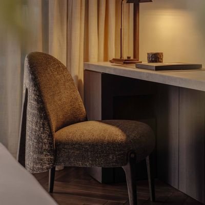 Chaises - Ames Low Dining Chair – Chaise de salle à manger en chêne et tissu - LIVINGSTONE