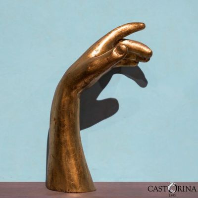 Sculptures, statuettes et miniatures - Golden Hand - objet décoratif - bois sculpté à la main, finition dorée - CASTORINA 1895