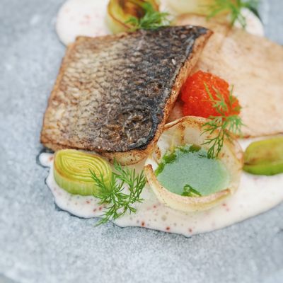 Assiettes au quotidien - Assiette incurvée en pierre - HUKKA DESIGN