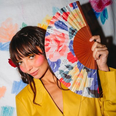 Prêt-à-porter - Éventail à main FRESH ROSES - 23 cm - Rouge, bleu, jaune, vert - A FAN OF