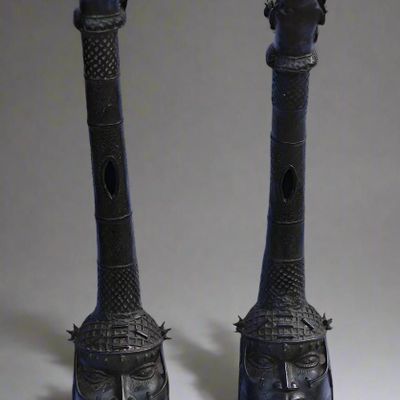 Unique pieces - Paire d'olifants en bronze, royaume du Benin, Nigeria - QUINTESSENCE AFRICAINE