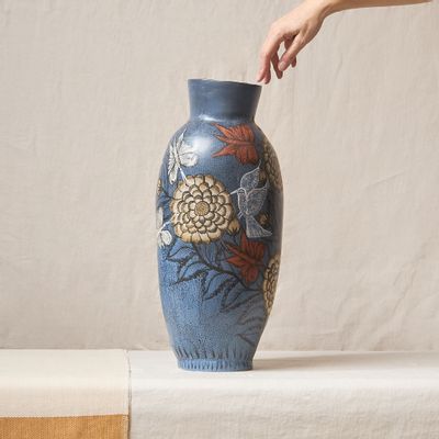 Vases - Vase en argile bleu bruni avec fleurs - HUAKAL