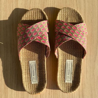 Homewear bien-être - LES MAURICETTES d'Alfrédine, claquettes roses à motif paon - LES MAURICETTES