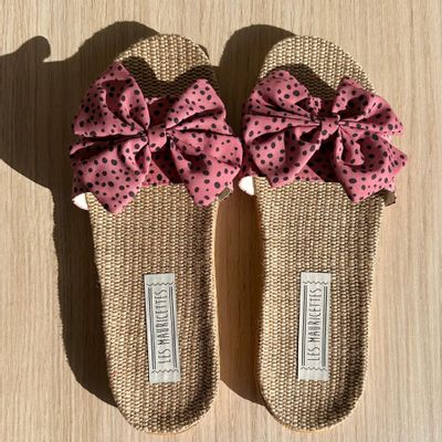 Homewear bien-être - LES MAURICETTES de Perrine, claquettes nouées roses à pois - LES MAURICETTES