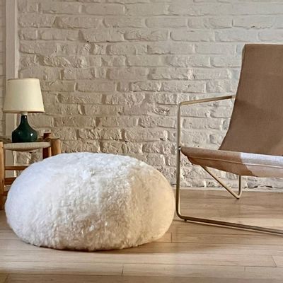 Poufs - Milky, le Pouf en peau de mouton blanc modèle galet - MAISON THURET