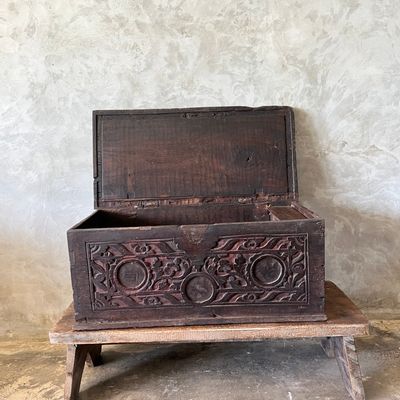 Caskets and boxes - Old small Indonesian carved wooden chest - OFFICE OBJETS