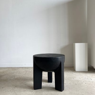 Tabourets - Bout de canapé monoxyle en manguier noir tripode plateau demi-sphère H:45 D:44 - OFFICE OBJETS