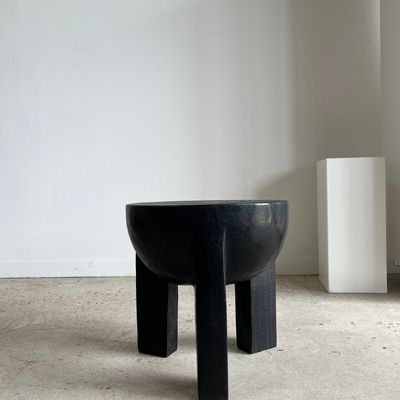 Tabourets - Bout de canapé monoxyle en manguier noir tripode plateau demi-sphère H:45 D:44 - OFFICE OBJETS