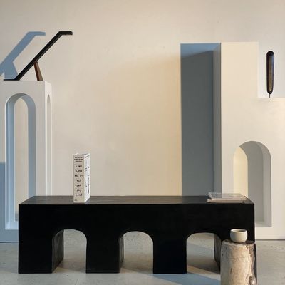 Bancs - Banc en bois monoxyle massif piètement sculpté en 3 arches - Couleur noire - OFFICE OBJETS