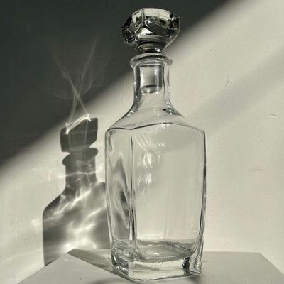 Carafes - Vintage glass whiskey decanter with rectangular base H:26cm - OFFICE OBJETS