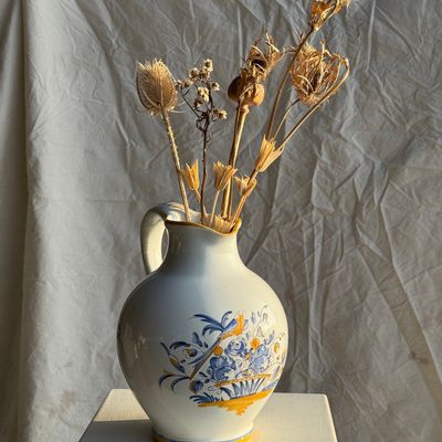 Carafes - Carafe blanche peinte bouquet bleu et jaune H22 - OFFICE OBJETS