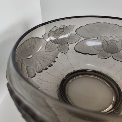 Accessoires à poser - Coupe en verre fumé moulée à décor de fleurs de lotus - OFFICE OBJETS