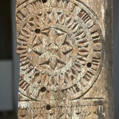 Sculptures, statuettes and miniatures - Indonesian construction element in carved wood mounted on a base with geometric and figurative rooster motifs - OFFICE OBJETS