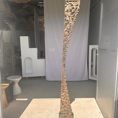 Sculptures, statuettes et miniatures - Elément de construction indonésienne en bois sculpté motifs végétaux entrelacés monté sur socle (frise végétale) - OFFICE OBJETS