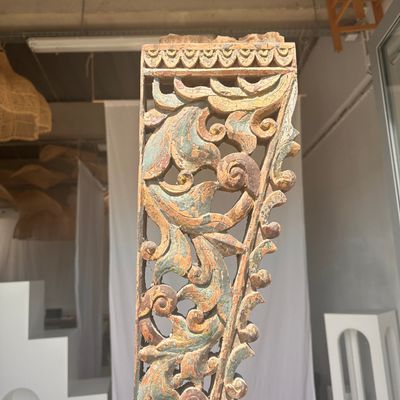 Sculptures, statuettes and miniatures - Indonesian construction element in carved wood with intertwined plant motifs mounted on a base (plant frieze) - OFFICE OBJETS