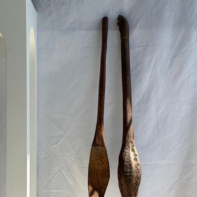 Sculptures, statuettes et miniatures - Duo de bâtons en bois sculpté, anciens outils traditionnels de tissage indonésiens - OFFICE OBJETS