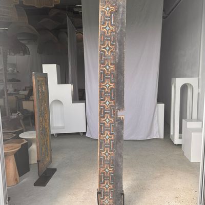 Sculptures, statuettes and miniatures - Indonesian construction element in carved wood with a cross pattern in a red, blue and yellow geometric frieze mounted on a base - OFFICE OBJETS