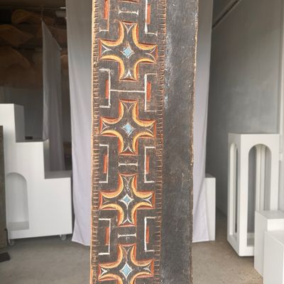 Sculptures, statuettes et miniatures - Elément de construction indonésienne en bois sculpté à motif de croix en frise géométrique rouge, bleue et jaune monté sur socle - OFFICE OBJETS