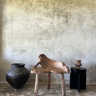 Fauteuils - Fauteuil en teck massif organique, assise monoxyle, dossier ajouré - OFFICE OBJETS