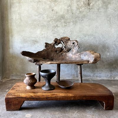 Bancs - Grand banc en teck ancien tripode à dossier en large feuille de teck ajourée organique L1m35 - OFFICE OBJETS