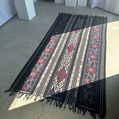 Tissus - Grand ikat à frise de losanges et motifs floraux stylisés (noir, rouge, blanc) 2m35x1m15 - OFFICE OBJETS