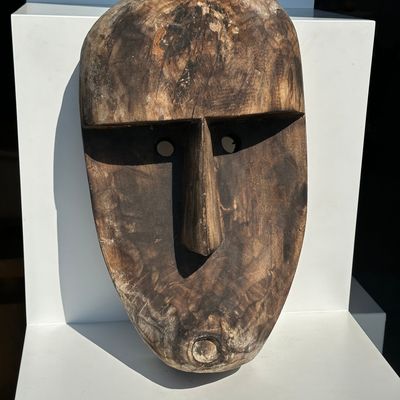 Sculptures, statuettes and miniatures - Large Timor mask in weathered wood H:50cm (3) - OFFICE OBJETS