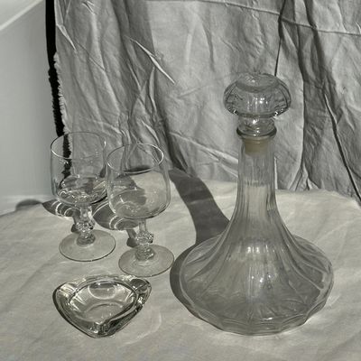 Carafes - Grande carafe en verre à bouchon striée H25 - OFFICE OBJETS