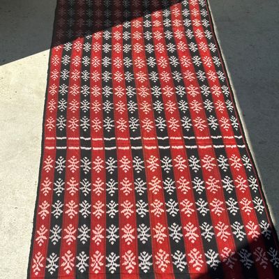 Tissus - Ikat, tissu traditionnel indonésien de l'ile Savu (Timor) rouge et noir 2m25x75 - OFFICE OBJETS